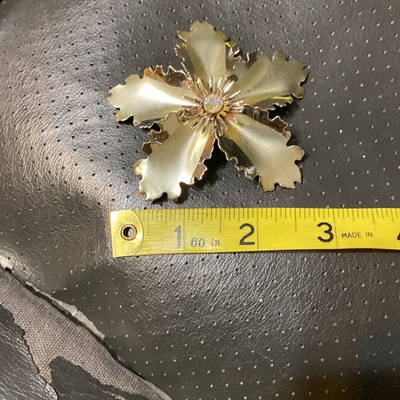 Vintage brooch gold tone, flower, pin,aurora borealis rhinestone Center - Picture 4 of 5